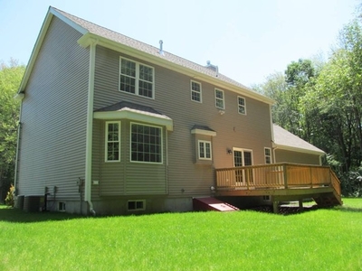 10 Overlook Dr, Medway, MA