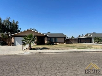 8825 Clydesdale St, Bakersfield, CA