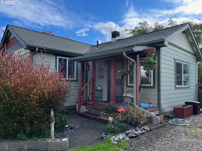233 W 7th Pl, Coquille, OR