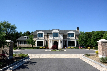 22 Rolling Hill Rd, Old Westbury, NY