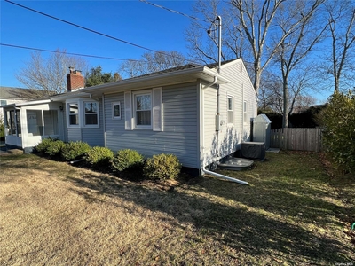 20 Sheffield Ln, East Moriches, NY