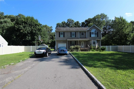 8 Flores Ln, Middle Island, NY