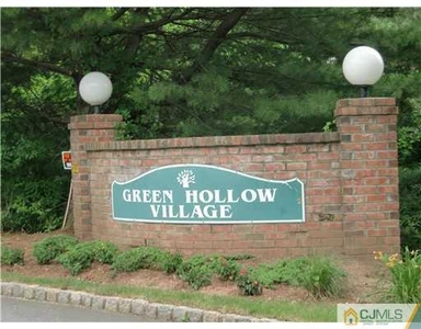 610 Green Hollow Dr, Iselin, NJ
