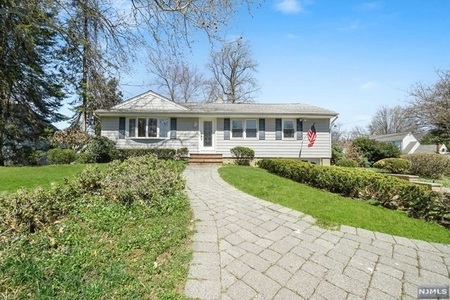 8 Howell Ave, Hillsdale, NJ