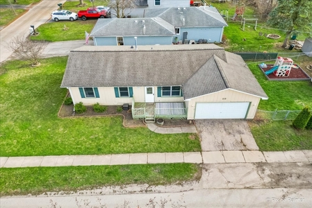 28 Clover Dr, Crystal Lake, IL