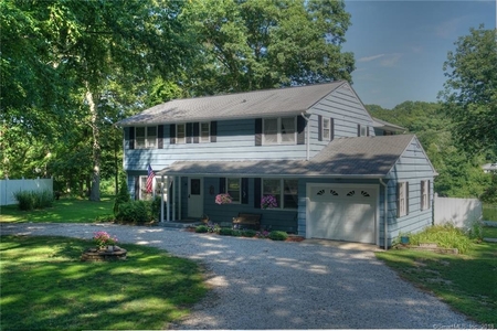 10 Woodland Ln, Gales Ferry, CT