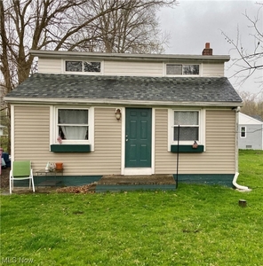 7279 Woodland Ave, Chagrin Falls, OH