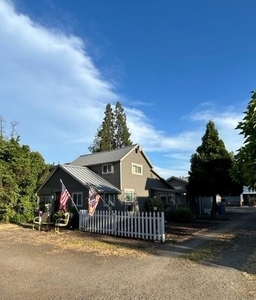 352 N 1st Ave, Gold Hill, OR