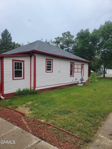 321 Nw 2nd St, Linton, ND