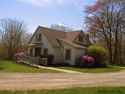 517 Peacedale Rd, Schodack Landing, NY
