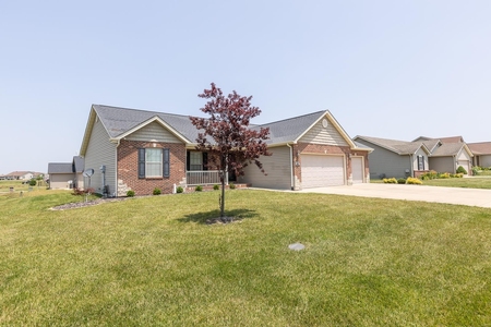 5525 S Woods Manor Dr, Smithton, IL