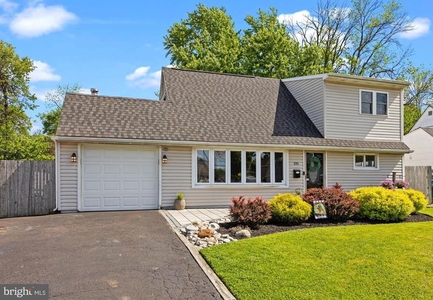 105 Mill Dr, Levittown, PA