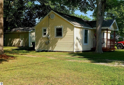 909 Maple Ave, East Tawas, MI
