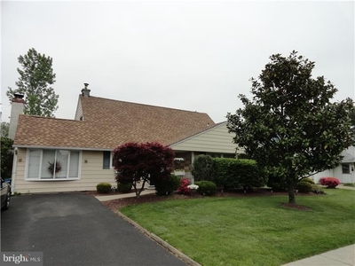 40 Dolphin Rd, Levittown, PA