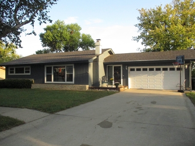 4405 Crown Point Ct, Sioux City, IA
