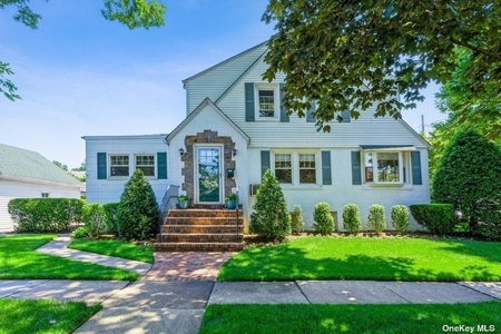 37 Pine Ave, Floral Park, NY