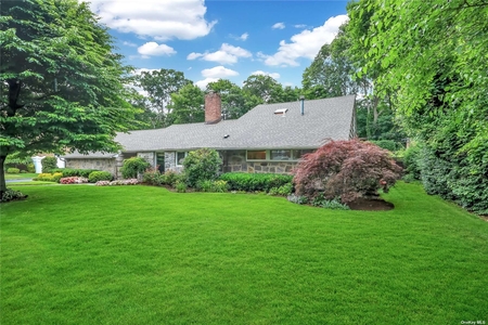 55 Carriage Ln, Roslyn Heights, NY