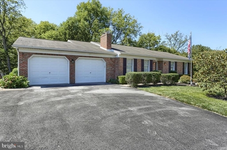 12 Meadowood Dr, Hummelstown, PA