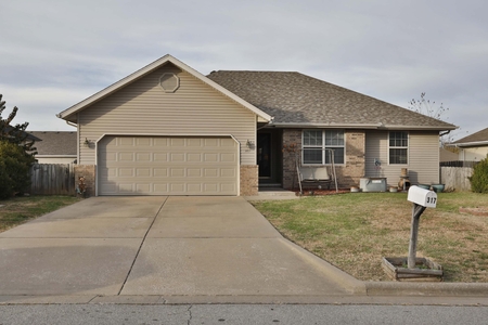 317 W Cherokee Path, Clever, MO