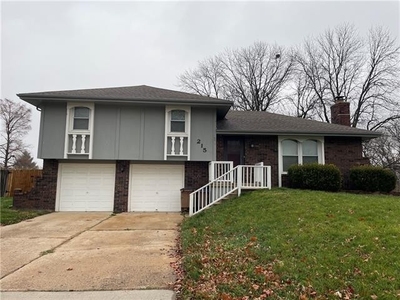215 N Woodson Dr, Raymore, MO