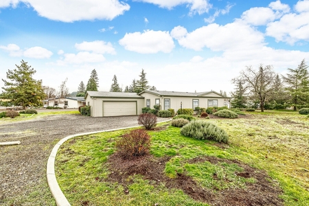 300 Whitetail Ln, Shady Cove, OR