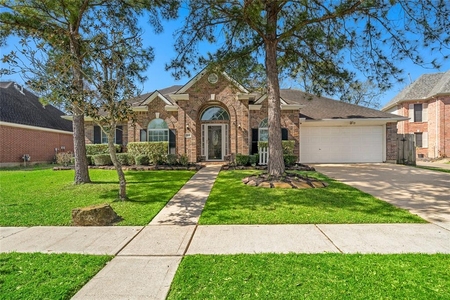 1502 Silver Maple Ln, Pearland, TX