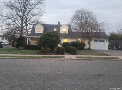 14 Aster Ln, Levittown, NY