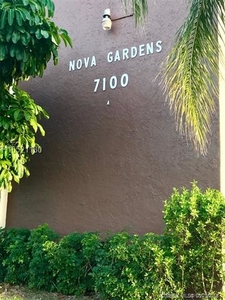 7100 Nova Dr, Davie, FL