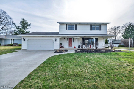 689 Appleseed Dr, Lorain, OH