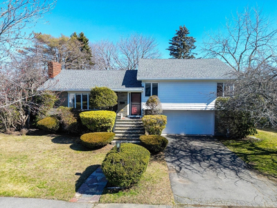 56 Leicester Rd, Marblehead, MA