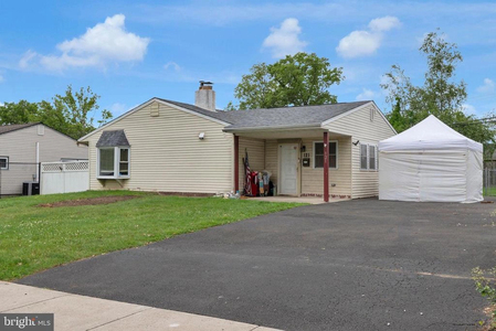 121 Gable Hill Rd, Levittown, PA