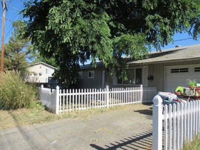 348 N 8th St, Central Point, OR