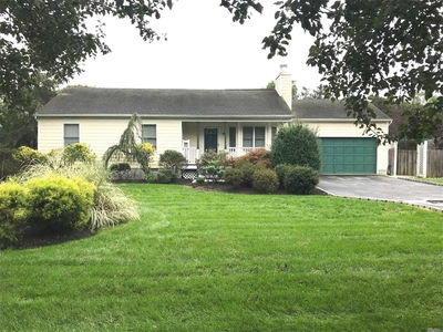 4 Marion Dr, Moriches, NY