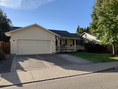 888 S 46th St, Springfield, OR