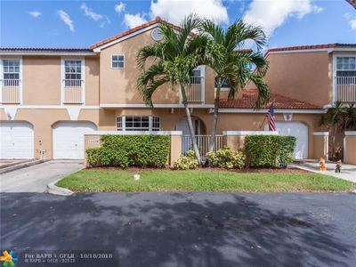 11339 Lakeview Dr, Coral Springs, FL