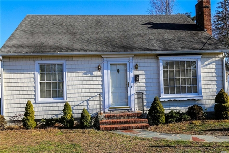 7 Roe Ave, East Patchogue, NY