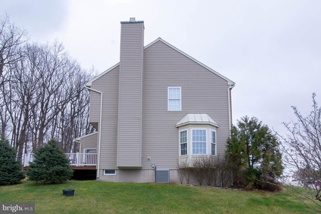 255 Lakeview Dr, Spring Grove, PA