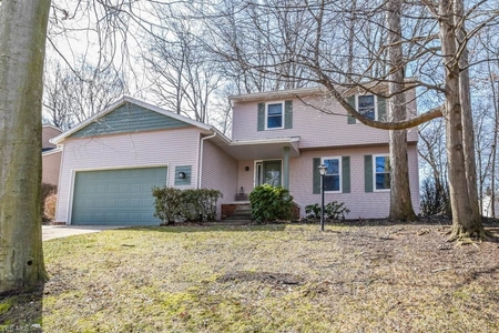 2640 Country Squire St, Uniontown, OH