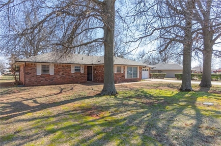 608 S Pleasant View Dr, Mustang, OK