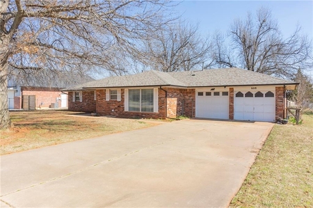 608 S Pleasant View Dr, Mustang, OK