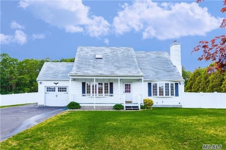 31 Creekside Dr, Middle Island, NY