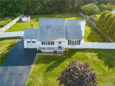 31 Creekside Dr, Middle Island, NY