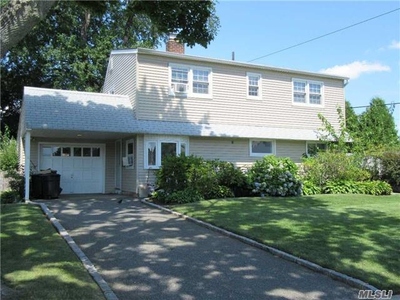 6 Old Hill Ln, Levittown, NY