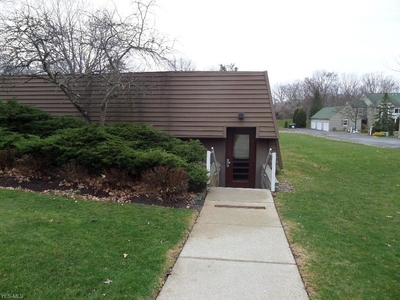 975 Canyon View Rd, Northfield, OH