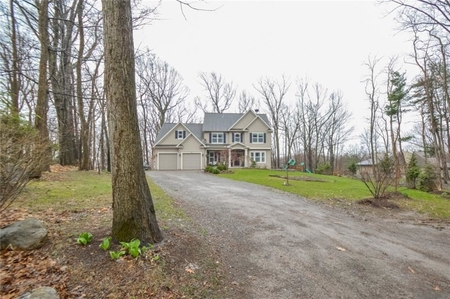 14 Thayer Woods Dr, Fairport, NY