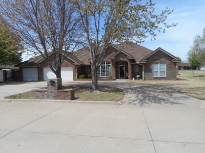 925 Frontier Dr, Woodward, OK