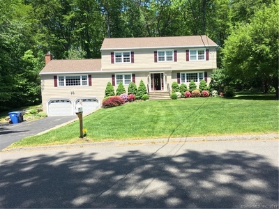 67 Rolling Wood Dr, Trumbull, CT