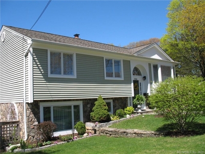 324 Connors Ln, Stratford, CT