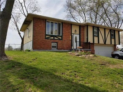 312 Gregory Dr, Gower, MO