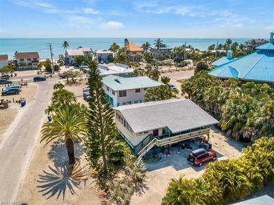 105 Andre Mar Dr, Fort Myers Beach, FL